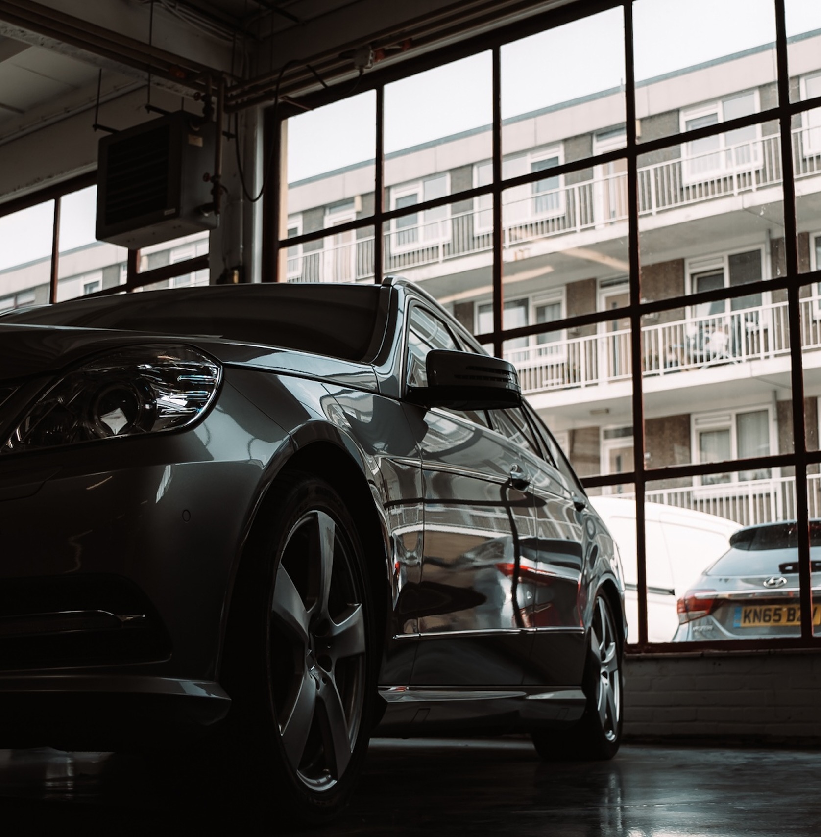 Content 27_content_image_1763036401483199540.jpg Showroom klaarmaken | Autobedrijf Hassing